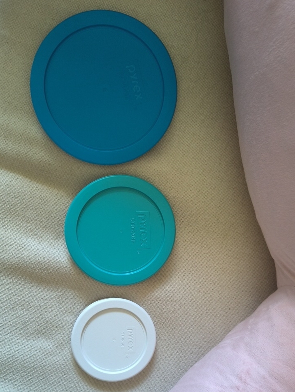 Pyrex Plastic Lid Trio in Teal, Turquoise, and White